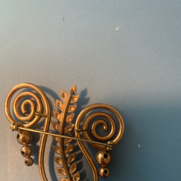 Vintage copper tone brooch with red stone. - Picture 7 of 9